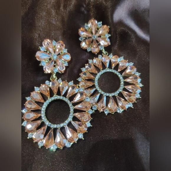 PEACH DANGLING EAR STUDS - Picture 7 of 8